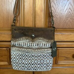 Women’s purse, 5 pockets, adjustable strap, new in excellent condition, from AK!
